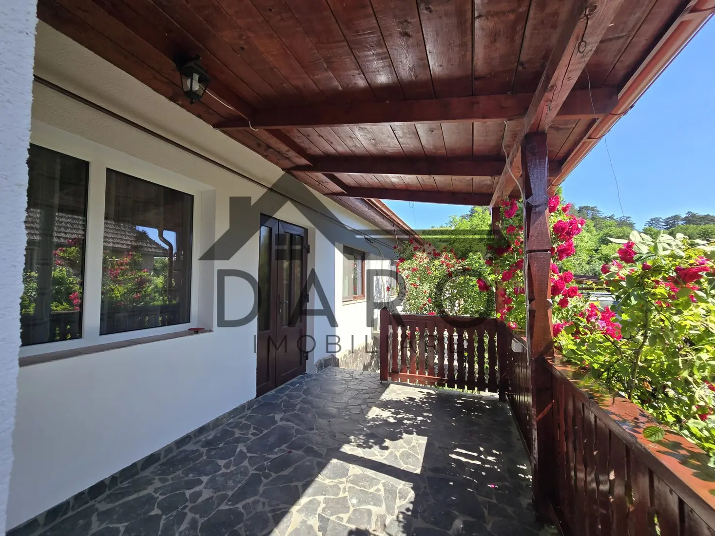Casa in Livezeni , 140 mp utili , in centrul localitatii .