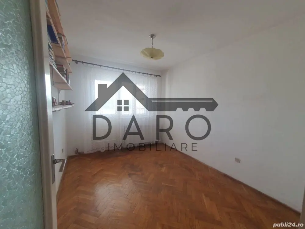 Vând apartament 4 camere in Dâmb